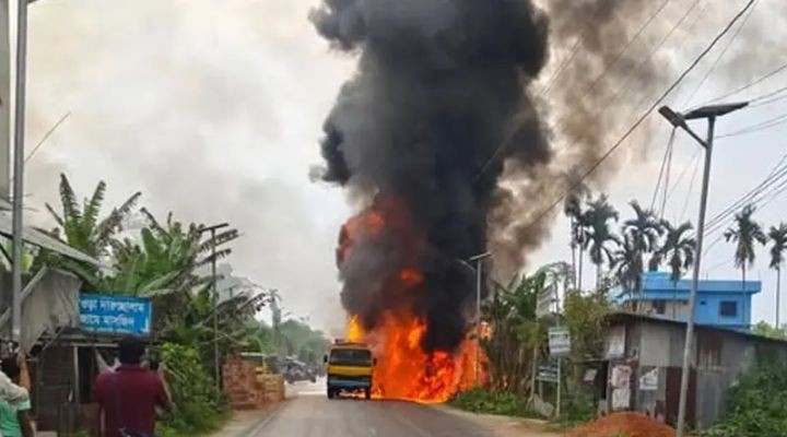 গৌরনদীতে পেট্রোলবাহী লরিতে আগুন, চালকের বুদ্ধিমত্তায় রক্ষা পেল ফিলিং স্টেশন